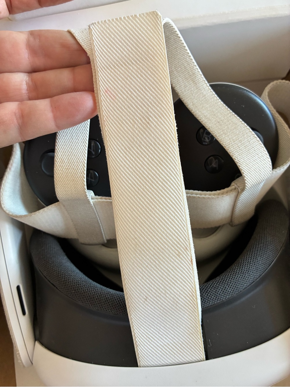 Meta Quest 3 White VR Headset with Controllers - Picture 3 of 4